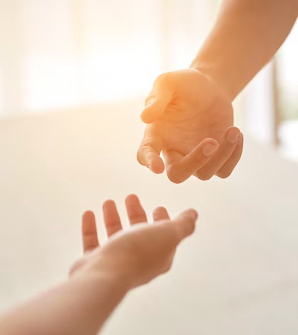 deux mains sur le point de se tenir